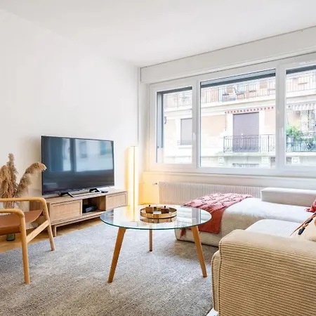 Stylish Lakeside By The Jet D'eau Apartment *